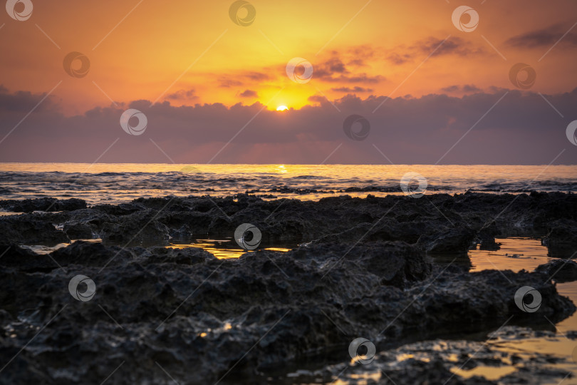 Скачать Восход солнца над скалистым побережьем Средиземного моря фотосток Ozero