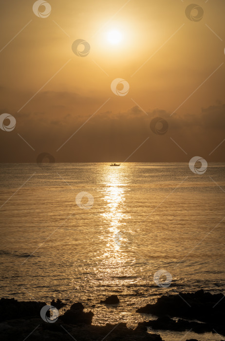 Скачать Восход солнца над Средиземным морем фотосток Ozero