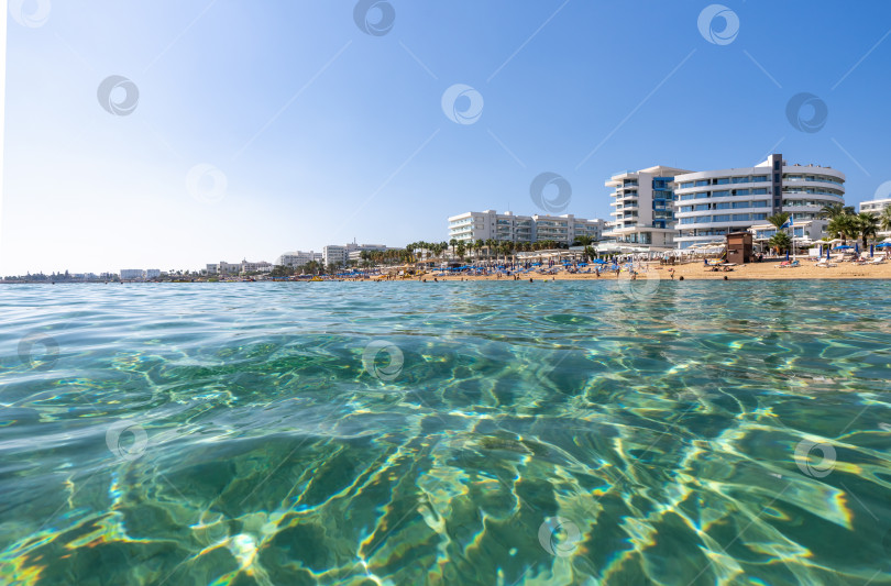 Скачать Чистая вода Средиземного моря на солнечном пляже Протараса на Кипре фотосток Ozero