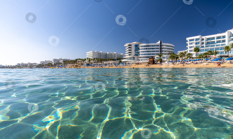 Скачать Чистая вода Средиземного моря на солнечном пляже Протараса на Кипре фотосток Ozero