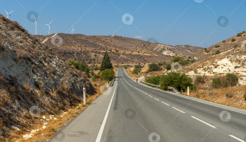 Скачать Шоссе с левосторонним движением, ведущее к горному массиву острова Кипр фотосток Ozero