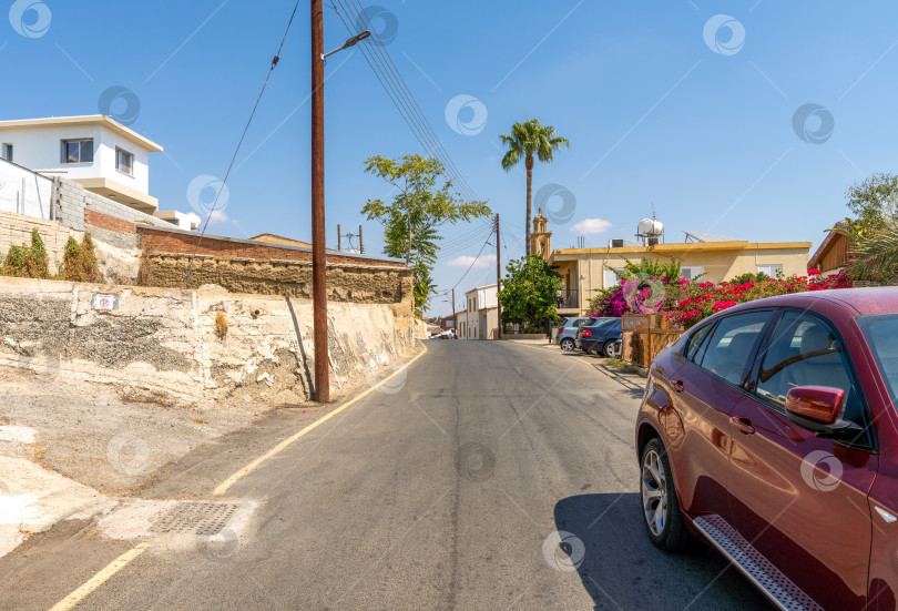 Скачать небольшая улочка, расположенная в Менико на Кипре фотосток Ozero