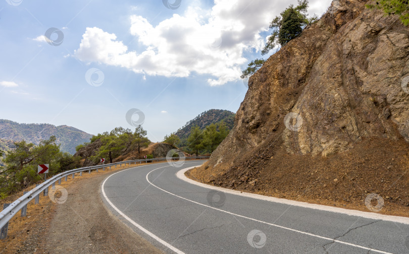 Скачать Серпантинная дорога через горный хребет Троодос на Кипре фотосток Ozero