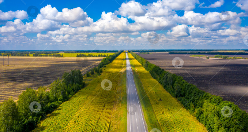 Скачать аэрофотосъемка прямой дороги, уходящей за горизонт фотосток Ozero