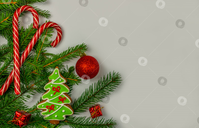 Скачать Рождественская открытка, рождественские поздравления, фон с елочными шарами и пряниками фотосток Ozero