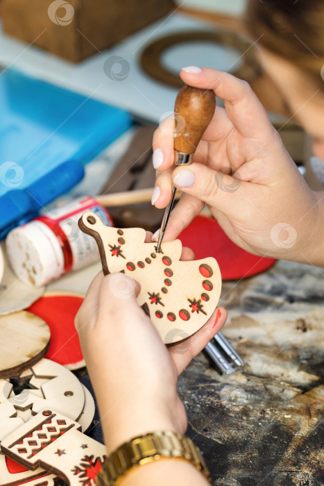 Скачать Деревообрабатывающая мастерская экологически чистые рождественские игрушки фотосток Ozero