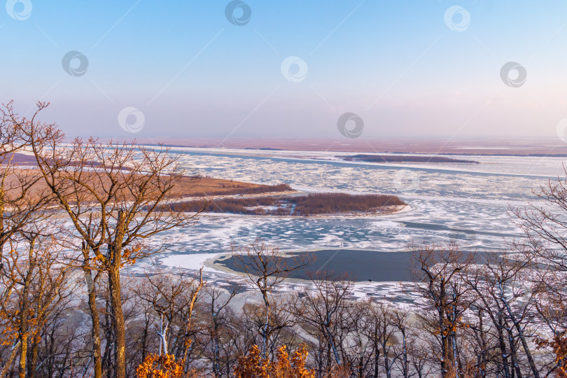 Скачать Вид на замерзающую реку и туман вдалеке фотосток Ozero