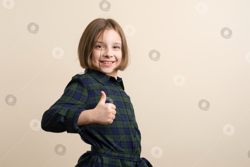 Скачать Ребенок показывает жест в порядке фотосток Ozero