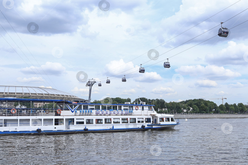 Скачать москва. Россия. 5 августа 2021 года. Канатная дорога на Воробьевых горах.Панорамный вид на Москву-реку, канатную дорогу и теплоход. Проходит над Москвой-рекой, соединяет смотровую площадку на Воробьевых горах и стадион "Лужники". фотосток Ozero