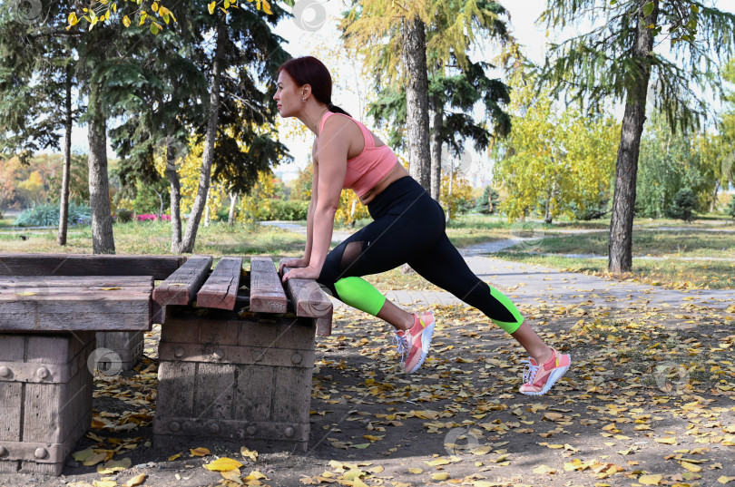 Скачать Спортсмен в удобной спортивной одежде. Фитнес на открытом воздухе в городе. Здоровый образ жизни. Тренер тренируется на улице. Уверенная в себе женщина занимается спортом. фотосток Ozero