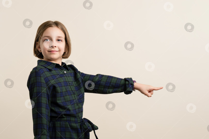 Скачать Ребенок указывает пальцем фотосток Ozero