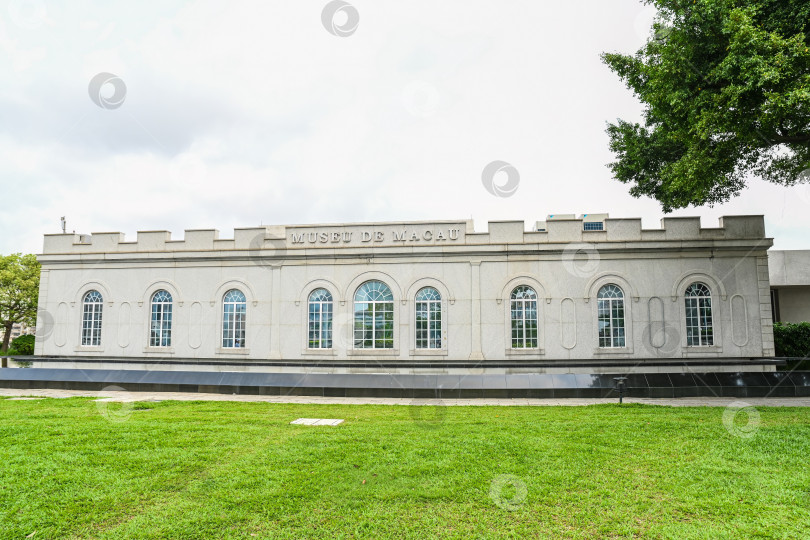 Скачать Белый фасад здания с архитектурой исторического наследия Museu de Macau museum, открытого в 1998 году в крепости Монте в Макао фотосток Ozero