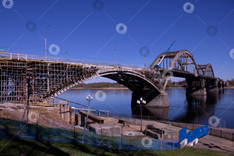 Скачать Ремонт старого моста через Волгу в Рыбинске фотосток Ozero