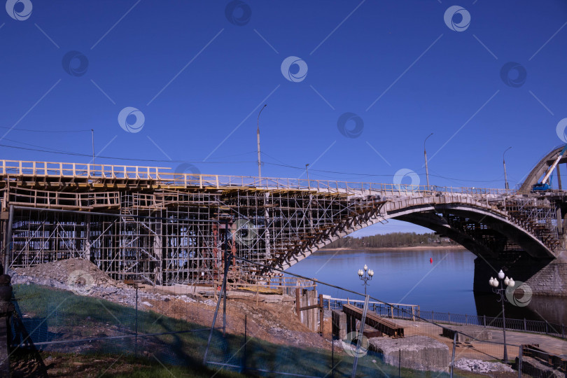 Скачать Ремонт старого моста через Волгу в Рыбинске фотосток Ozero