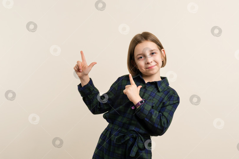 Скачать Ребенок указывает двумя пальцами фотосток Ozero