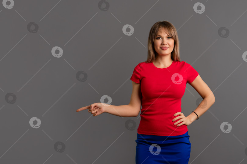 Скачать Молодая женщина указывает указательным пальцем фотосток Ozero