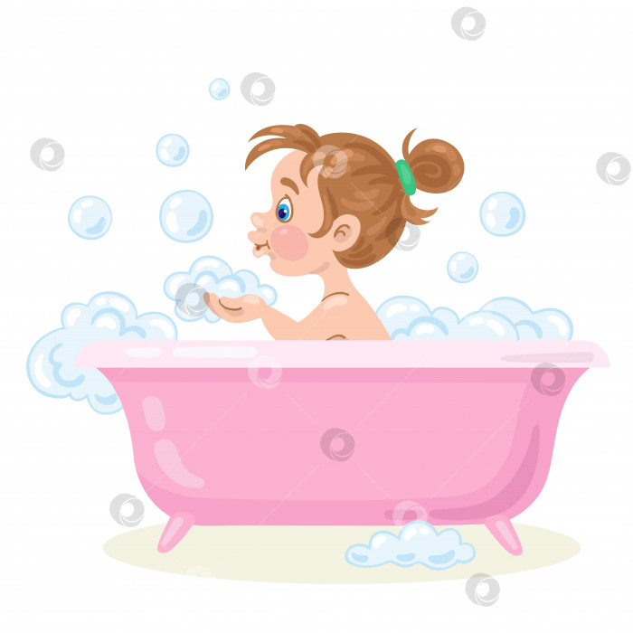 Скачать Симпатичная маленькая девочка принимает ванну. Играет с мыльной пеной и пускает пузыри. фотосток Ozero