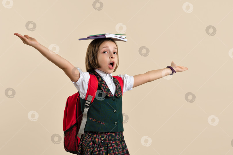 Скачать Девушка в школьной форме с учебниками фотосток Ozero