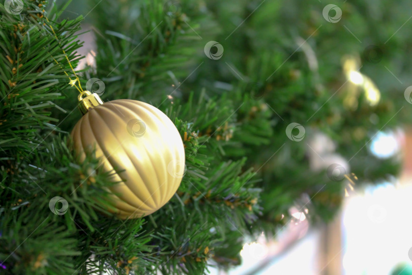 Скачать Рождественские еловые ветки, украшенные золотыми безделушками фотосток Ozero