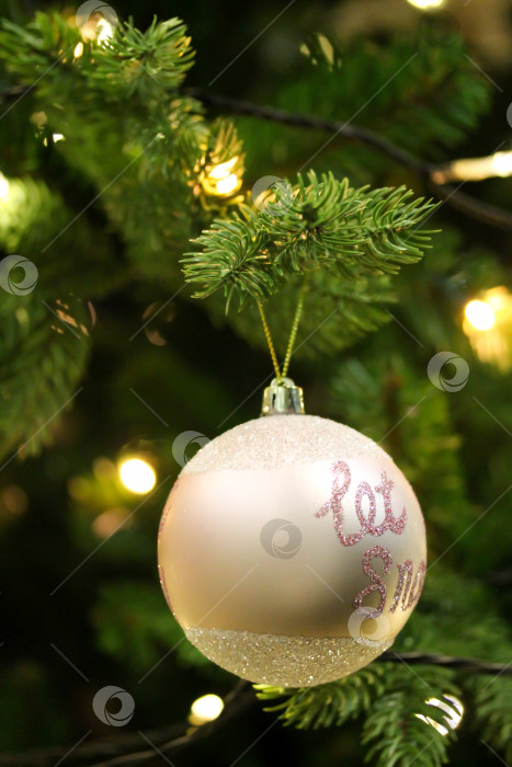 Скачать Рождественская елка, украшенная розовыми безделушками фотосток Ozero