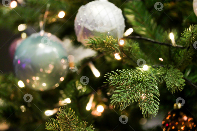 Скачать Рождественская елка, украшенная синими и белыми безделушками фотосток Ozero