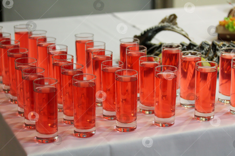 Скачать Бокалы для питья с красными напитками на вечеринке фотосток Ozero
