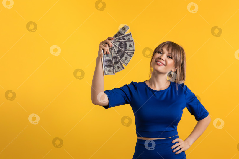 Скачать Женщина девушка с долларами фотосток Ozero