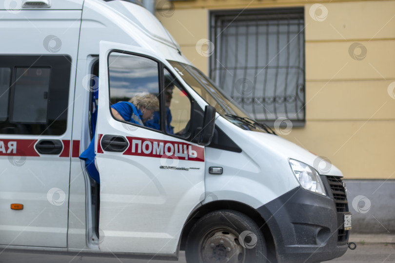 Скачать Россия, Санкт-Петербург, июнь 2026 года: Машина скорой помощи с врачом садится в машину для экстренной отправки. фотосток Ozero
