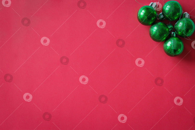 Скачать Рождественский фон с зелеными орнаментами или безделушками на красном фоне фотосток Ozero