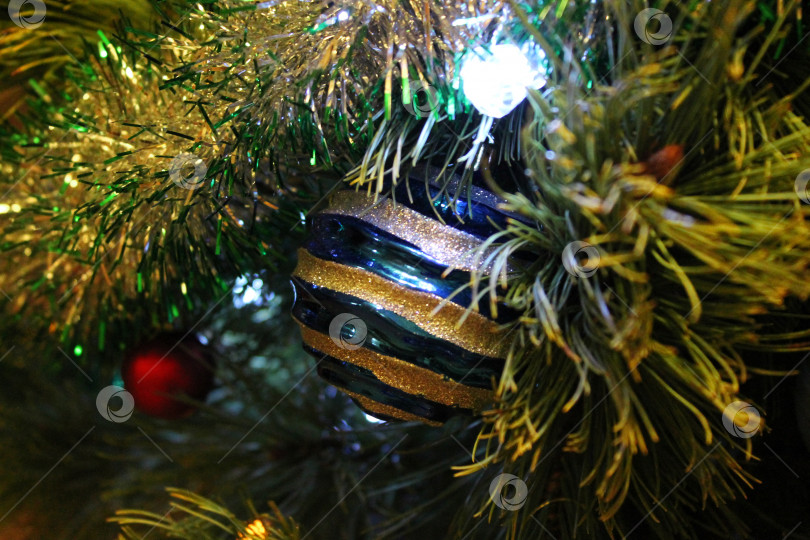 Скачать Голубое украшение, висящее на рождественской елке фотосток Ozero