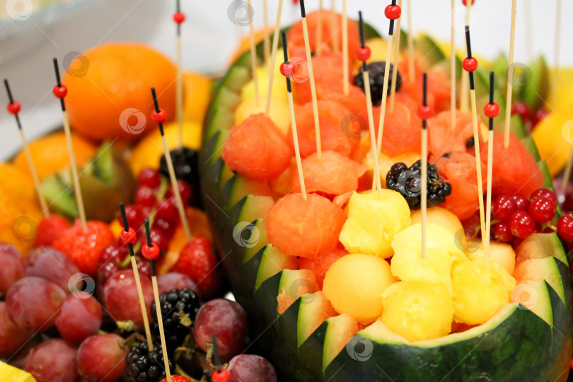 Скачать Тарелка с фруктами и ягодами на вечеринке фотосток Ozero