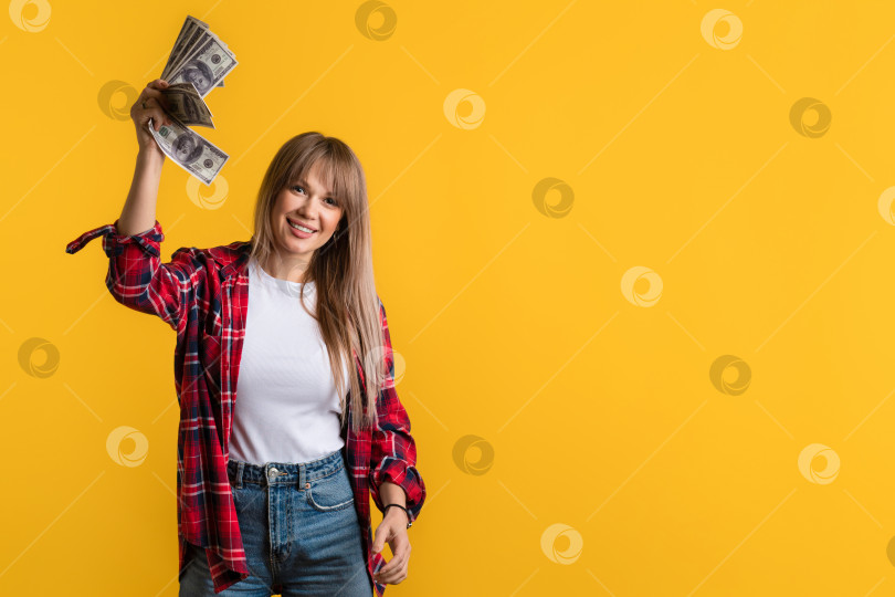 Скачать женщина держит веер долларовых банкнот фотосток Ozero