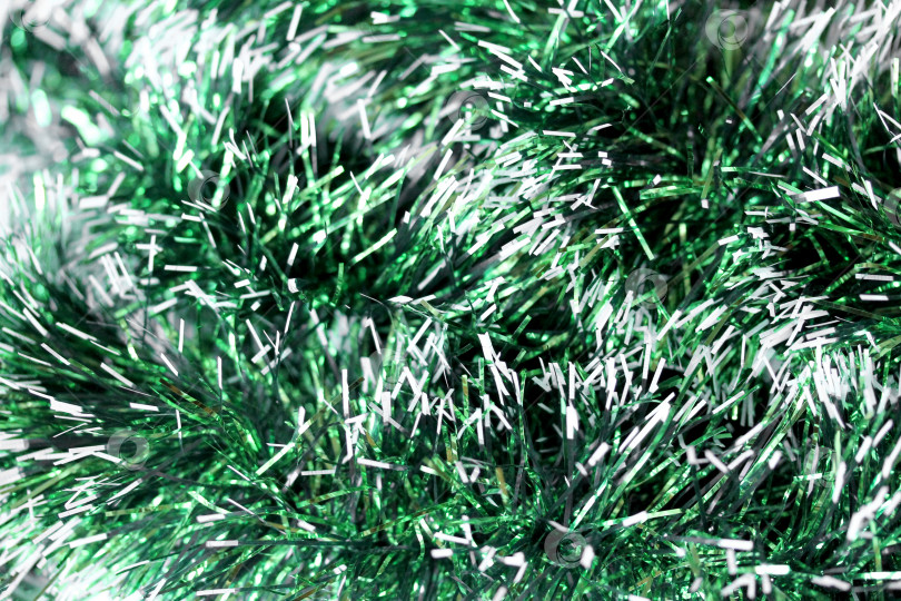 Скачать Нарисуйте праздничный фон с зеленой мишурой фотосток Ozero