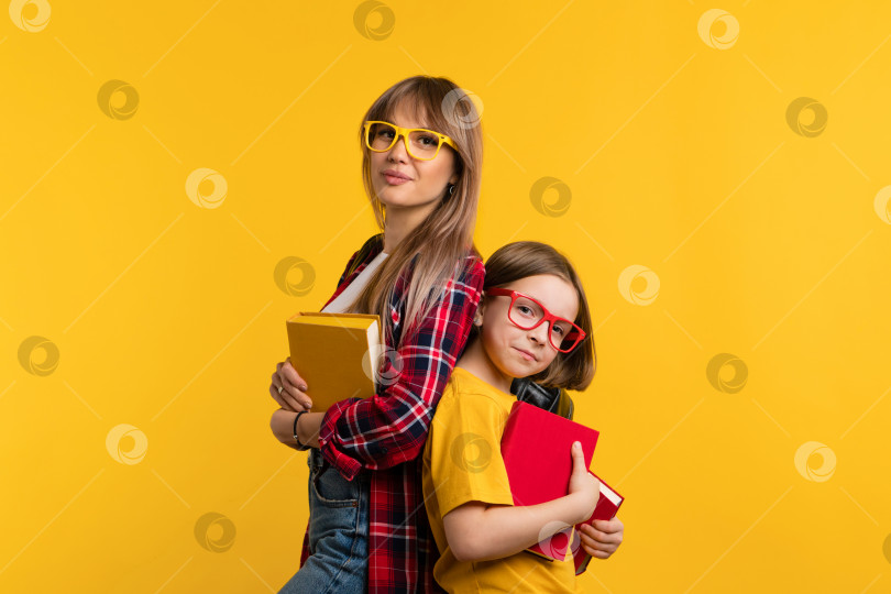 Скачать Мама и дочь учатся вместе фотосток Ozero