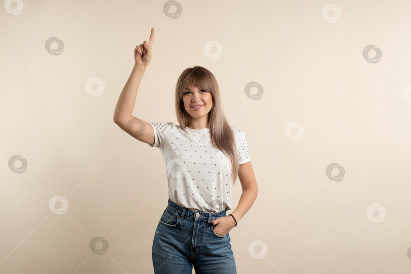 Скачать Женщина указывает указательным пальцем фотосток Ozero