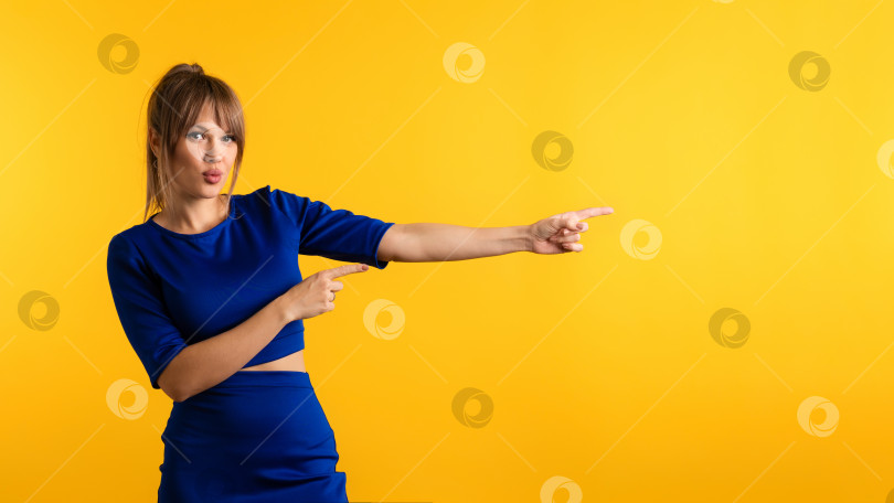 Скачать Женщина, указывающая указательными пальцами фотосток Ozero