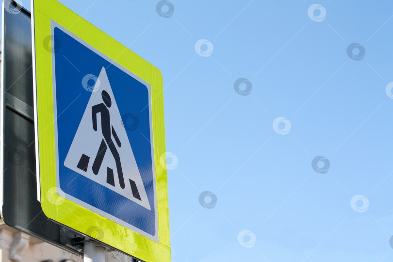 Скачать Синий знак пешеходного перехода с желтой светоотражающей рамкой фотосток Ozero