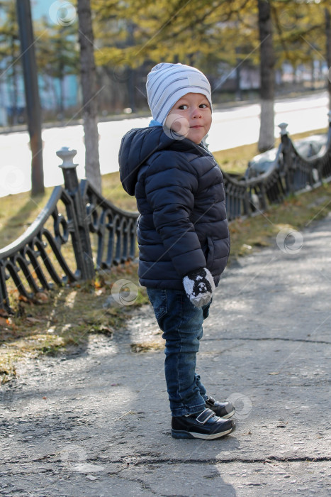Скачать Забавный малыш на прогулке осенью фотосток Ozero