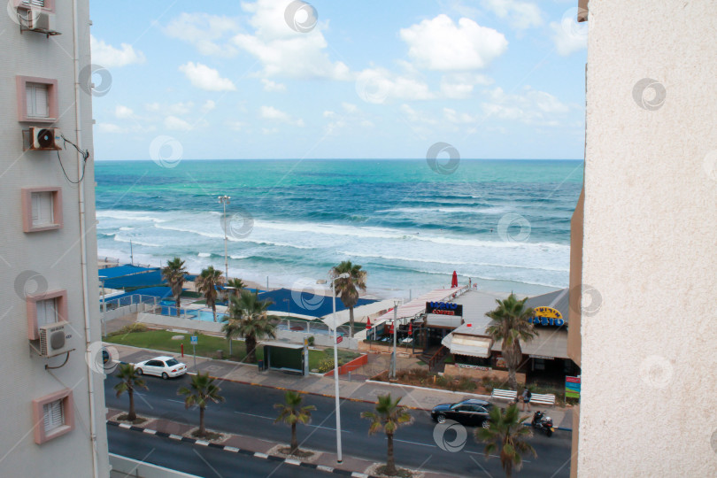 Скачать Бат-Ям, Израиль - 14 июля 2019 года. Берег моря в Бат-Яме, Израиль фотосток Ozero