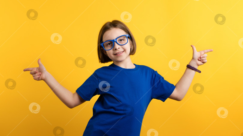 Скачать Ребенок указывает указательными пальцами фотосток Ozero