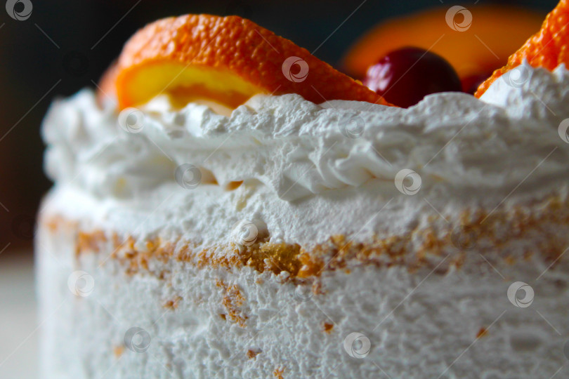 Скачать Сладкий вкусный торт со сливками, свежими фруктами и желе фотосток Ozero