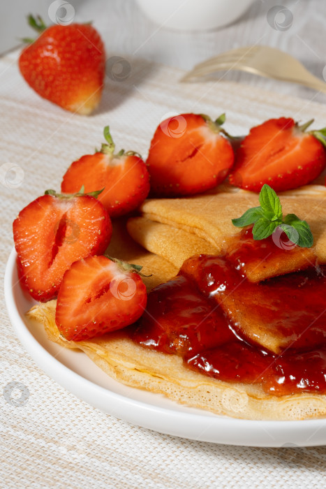 Скачать Вкусные блинчики с клубничным джемом и свежей клубникой на завтрак фотосток Ozero