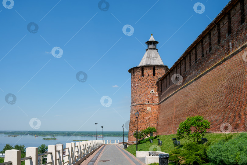 Скачать Вид на Часовую башню и стену Нижегородского Кремля фотосток Ozero
