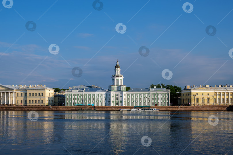 Скачать Вид на Музей антропологии и этнографии (Кунсткамера) через акваторию реки Нева. фотосток Ozero