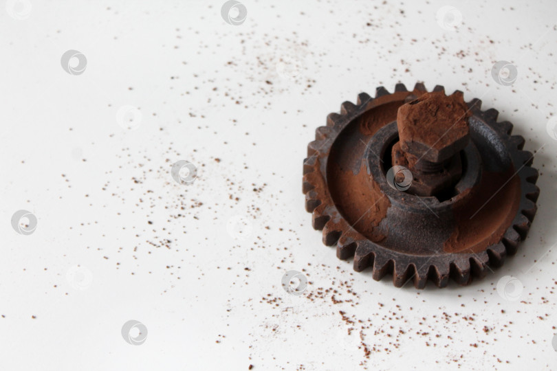 Скачать Ржавый болт, гайка и зубчатое колесо из шоколада, выделенные на белом фоне фотосток Ozero