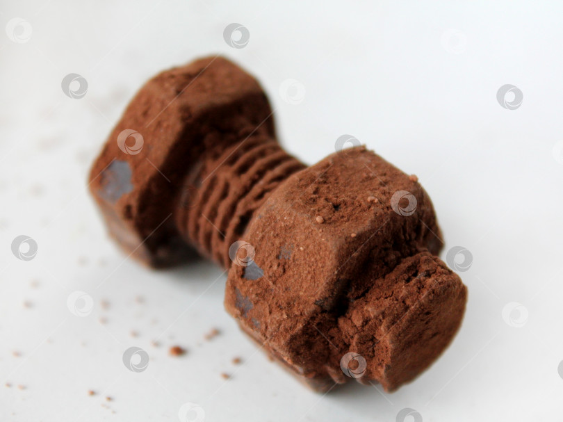Скачать Ржавый болт и гайка из шоколада, выделенные на белом фоне фотосток Ozero