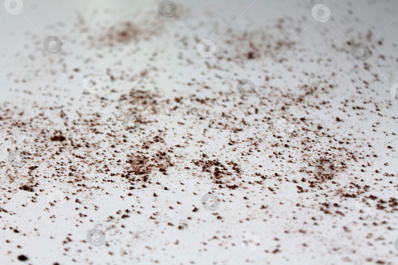 Скачать Абстрактный фон с какао-порошком на белом столе фотосток Ozero