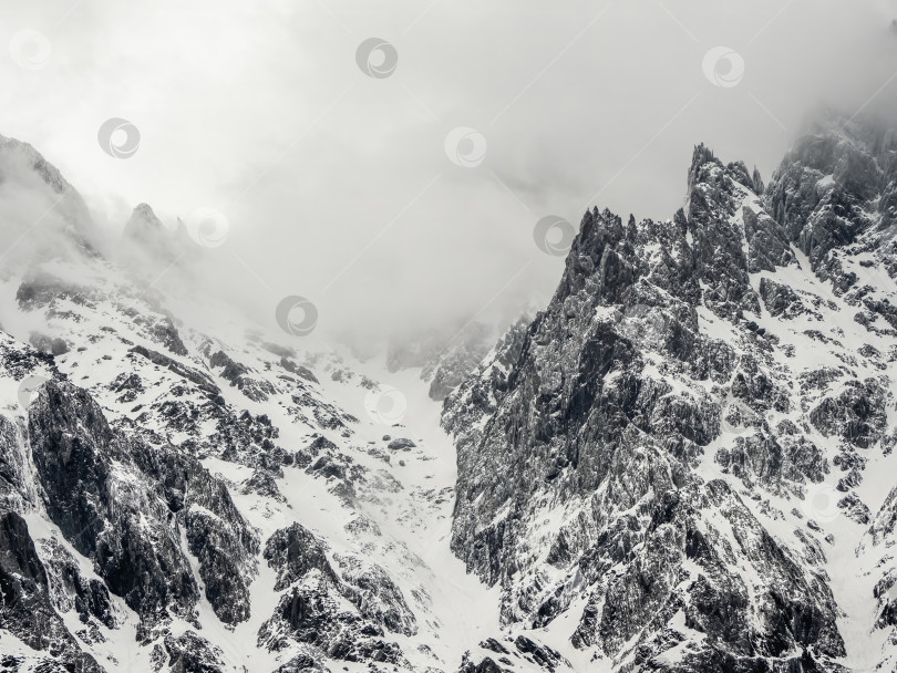 Скачать Зазубренные, покрытые снегом вершины. фотосток Ozero