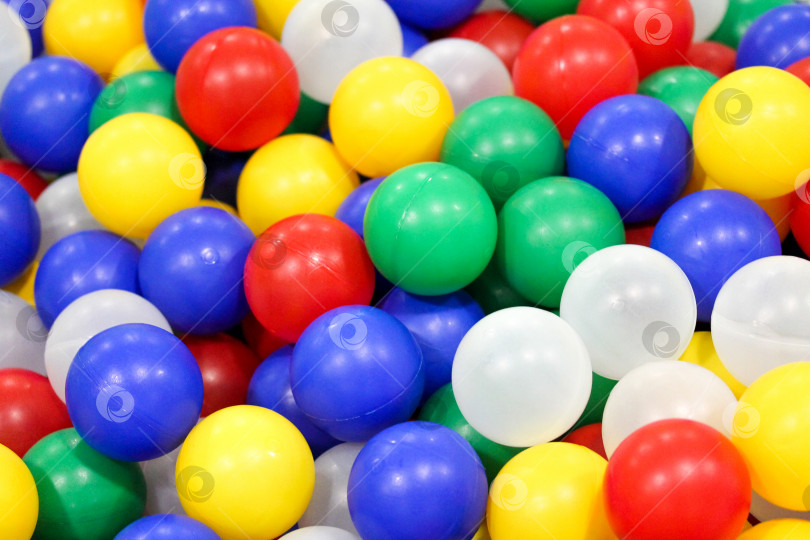 Скачать Бассейн с яркими разноцветными пластиковыми шариками на детской площадке фотосток Ozero
