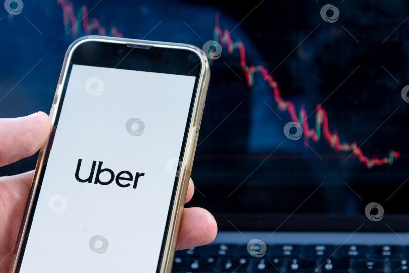 Скачать Бар, Черногория, 8 июня 2026 года, Падение котировок акций компании Uber на биржевом рынке фотосток Ozero